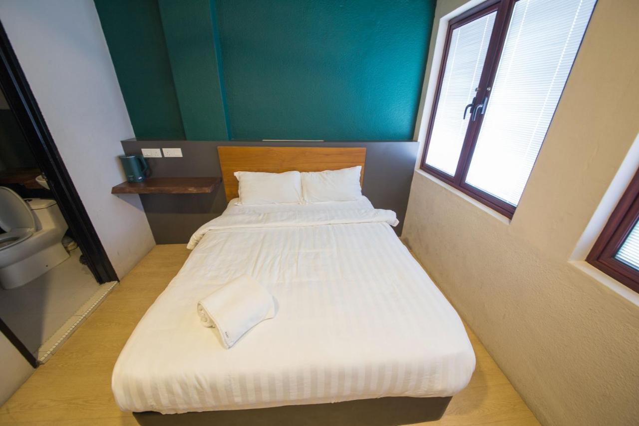 Room V Jalan Sultanah Near Bus Stop Batu Pahat Kültér fotó