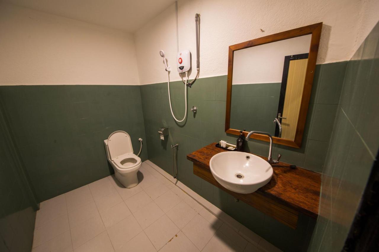 Room V Jalan Sultanah Near Bus Stop Batu Pahat Kültér fotó