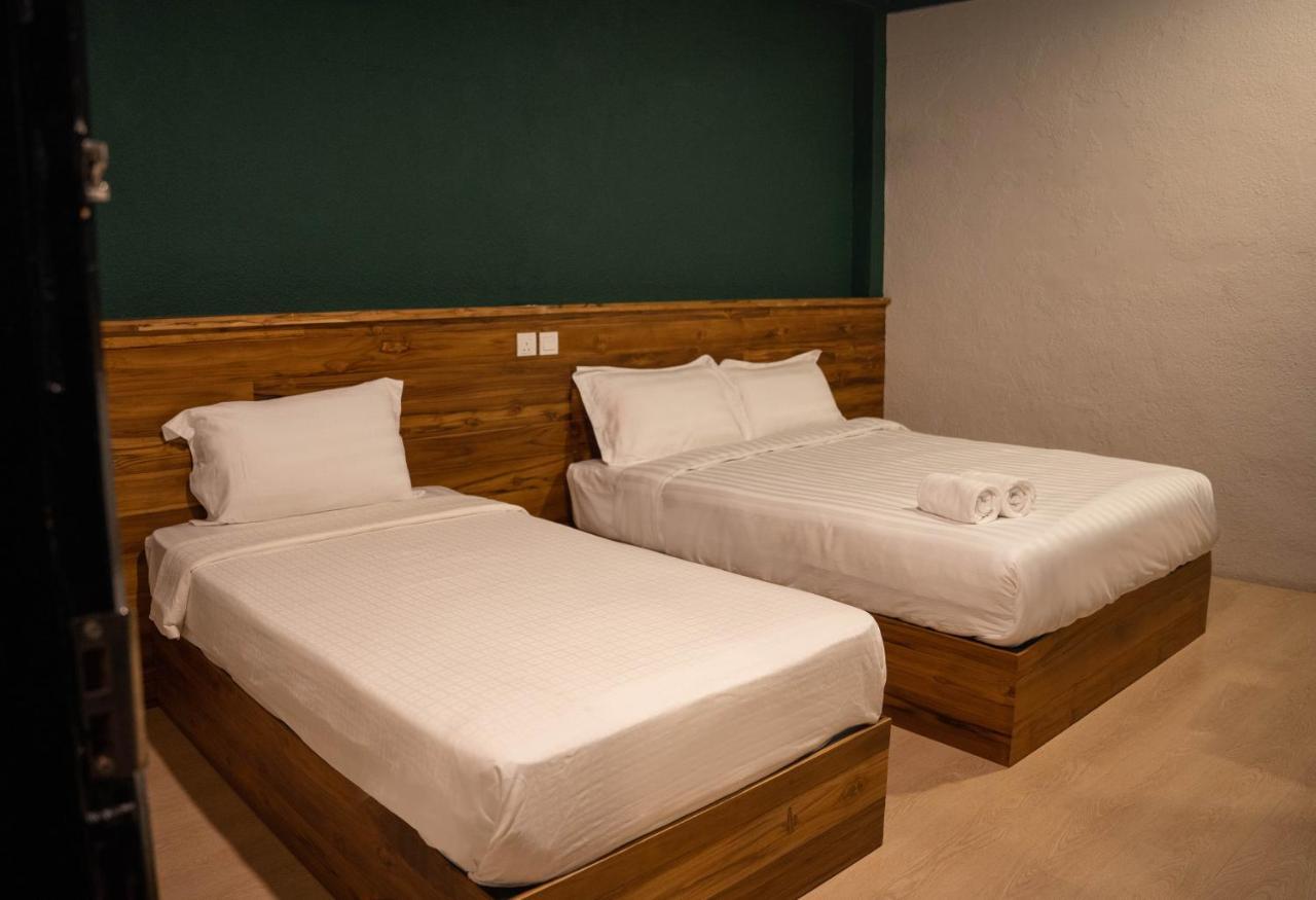 Room V Jalan Sultanah Near Bus Stop Batu Pahat Kültér fotó