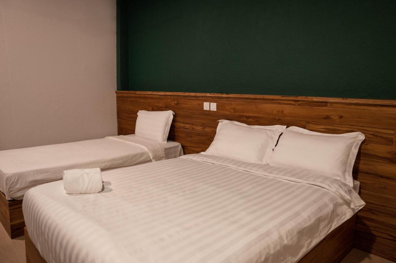 Room V Jalan Sultanah Near Bus Stop Batu Pahat Kültér fotó