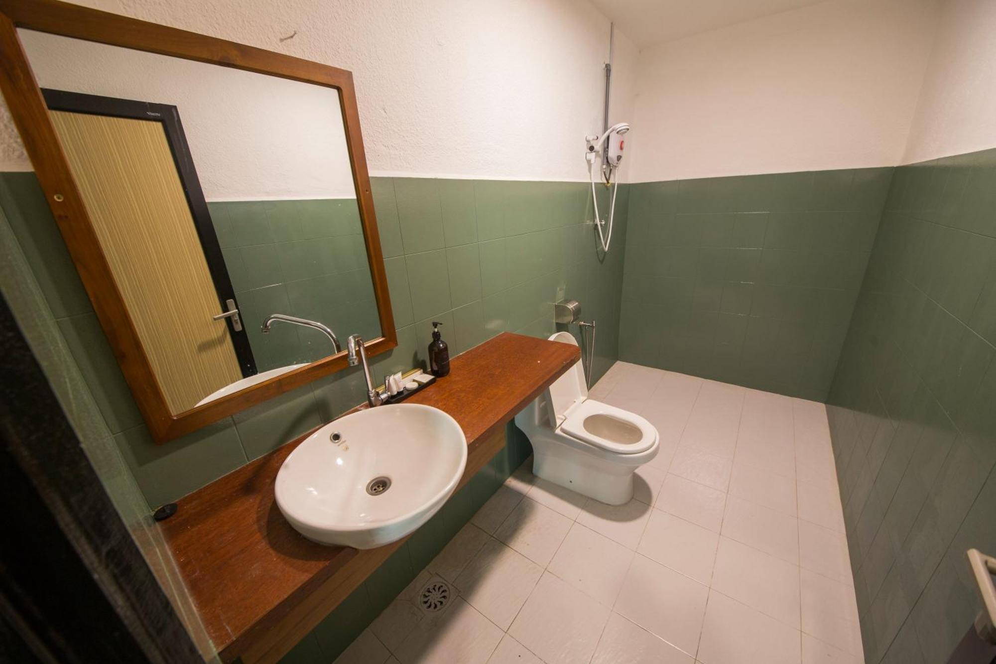 Room V Jalan Sultanah Near Bus Stop Batu Pahat Kültér fotó